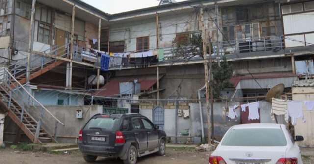 Cənazə 2-ci mərtəbədən düşürülən zaman pilləkən qırıldı – Zabrat sakinləri təhlükə içində – VİDEO