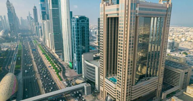 Raket qalıqları Dubayın məhşur otelinə düşdü, yanğın başladı