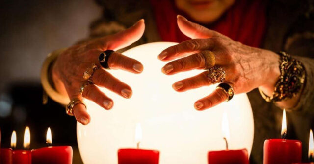 Bakıda qadın ərindən boşanmamaq üçün falçıya 16 min manat VERDİ