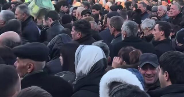 Gəncədə əsgərlərlə görüş və andiçmə mərasimi: izdiham yarandı – VİDEO