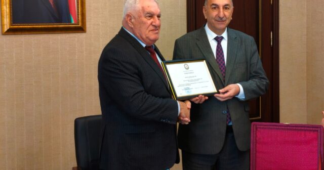 İcra başçısı yenicə işə götürdüyü köməkçisini vəzifədən azad etdi