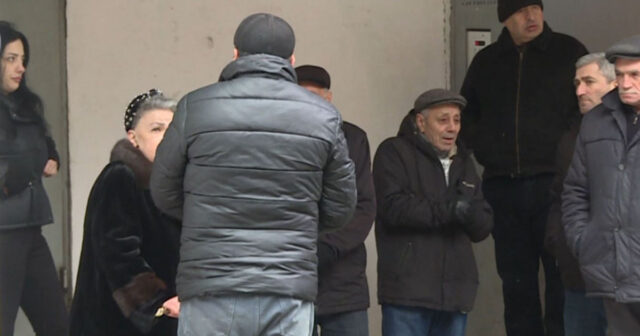 Bakıda bu binanın sakinləri qaz olmadığından evlərində papaq və palto ilə gəzirlər – ŞİKAYƏT – VİDEO