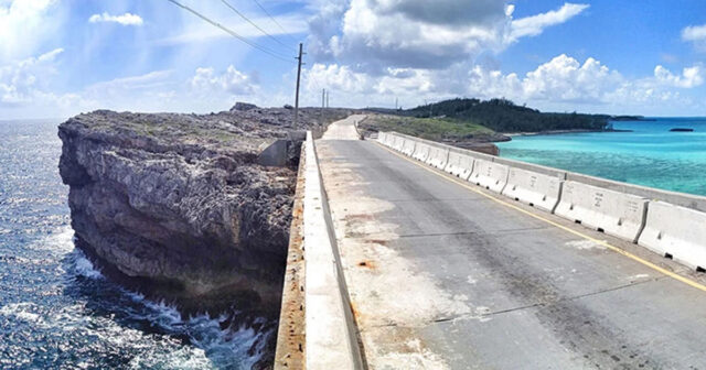 Bir tərəfi tünd göy, digəri firuzəyi: İki dənizi ayıran dünyanın ən qeyri-adi körpüsü
