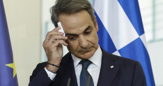 Burnunu sildi, cib dəsmalını məxfi qovluğa qoydu – VİDEO