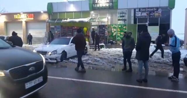 Biləsuvarda qəza – Sürücü özünü avtomobildən ataraq xilas oldu