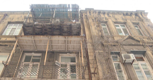 Bakının mərkəzində 118 il yaşlı tarixi bina QƏZALI VƏZİYYƏTDƏ – VİDEO