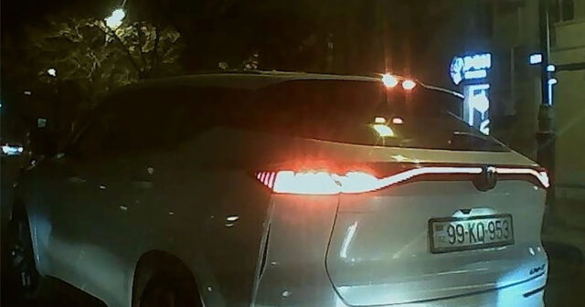 Bakıda “qoçu” sürücü peyda olub – Maşınların qarşısını kəsir, “əcəb edirəm” deyir – VİDEO