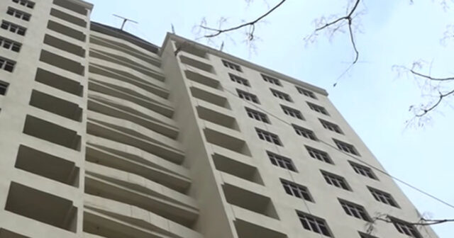 “Evimizi sökdülər, 10 ildir binanı təhvil vermirlər” – Sakinlər tikinti şirkətindən şikayət etdilər – VİDEO