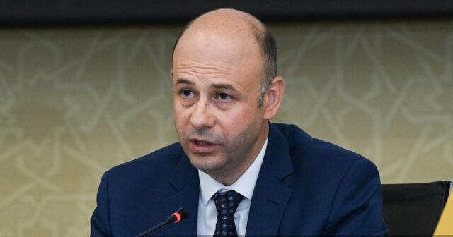 Yeni sədr iki nəfəri işdən çıxardı