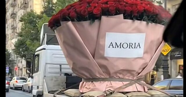 Bakı küçələrində görünüən nəhəng buketlər hər kəsi təəccübləndirdi – VİDEO