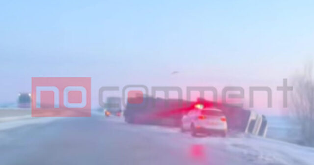 Masallıda buzlu yolda yük maşını aşdı