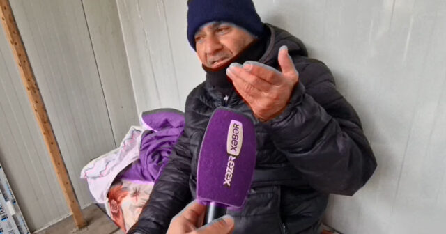 Yaşlı kişi avtobus dayanacağında gecələyir – VİDEO