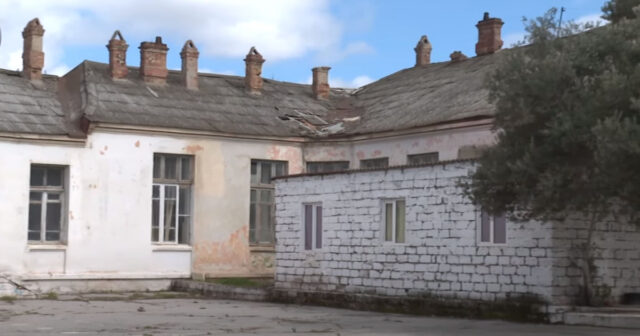 Bakıda tarixi bina qəzalı vəziyyətdədir – VİDEO