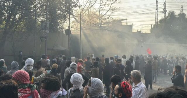 İslamabadda ara qarışdı: minlərlə insan küçələrə axışdı