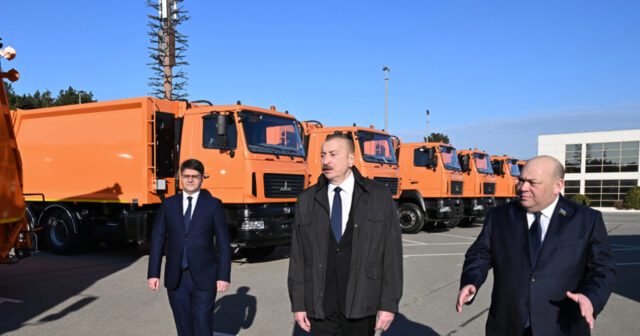 Prezident Bakıda məişət tullantıları daşıyan texnikalara baxdı – FOTO Prezident Bakıda məişət tullantıları daşıyan texnikalara baxdı – FOTO