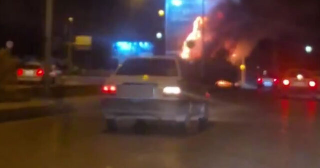 İranda Xameneinin ölümü ilə bağlı başsağlığı bannerləri YANDIRILIR – VİDEO