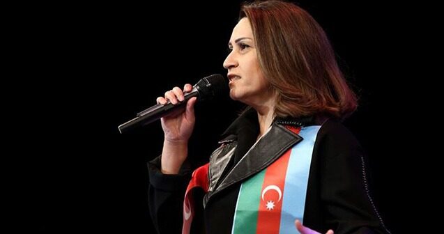 Xalq artisti məşhur türk aparıcıya “ƏSƏBİLƏŞDİ” – VİDEO Xalq artisti məşhur türk aparıcıya “ƏSƏBİLƏŞDİ” – VİDEO