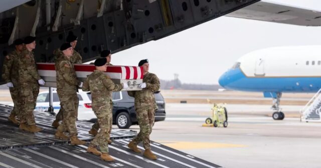 İranda həlak olan ABŞ hərbçilərinin cənazələri vətənlərinə gətirildi – Tramp qarşıladı