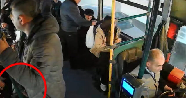 Avtobusda digər sərnişinin pul kisəsini belə ələ keçirdi – VİDEO