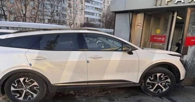 Azərbaycan səfirliyinin maşını metronun girişinə çırpıldı – FOTO Azərbaycan səfirliyinin maşını metronun girişinə çırpıldı – FOTO