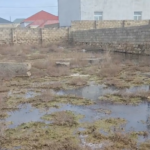 Bahar qəsəbəsində həll olunmayan kanalizasiya problemi: çirkab sular ətrafı basır – VİDEO