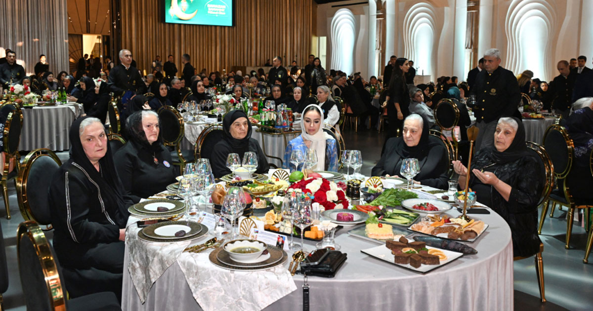 Leyla Əliyeva şəhid ailələri ilə birlikdə iftar süfrəsində iştirak edib – FOTO