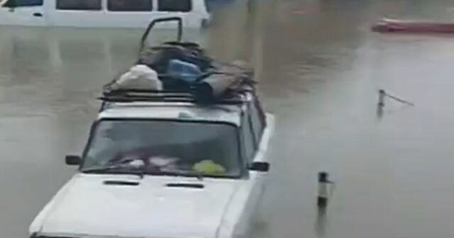 Sabunçuda maşınlar su altında qalıb – Video