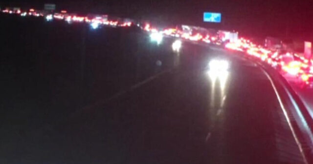 Bakı dairəvi yolunda maşın yandı – Sıxlıq yarandı – FOTO