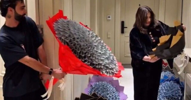 Azərbaycanlı bloger anasına 8 pul buketi bağışladı – VİDEO