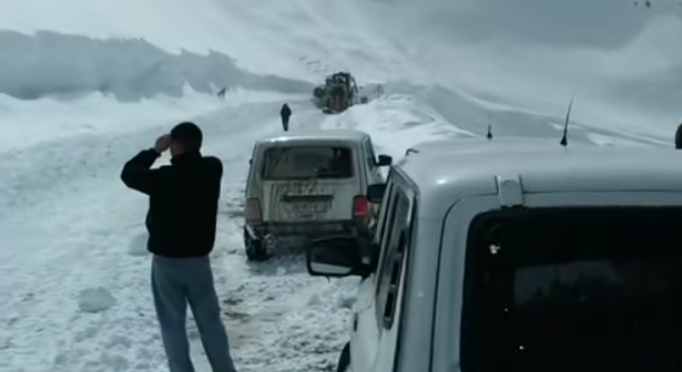 Ömər aşırımı ağ örpəyə büründü, avtomobillər yolda qaldı – VİDEO