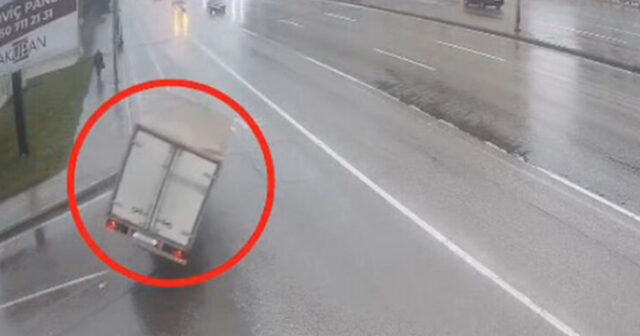 Yağışlı havada Bakıda yük maşını belə aşıb – VİDEO