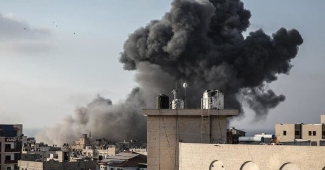 İsrail yaşayış binalarını bombaladı – Evlərin çökmə anı – VİDEO