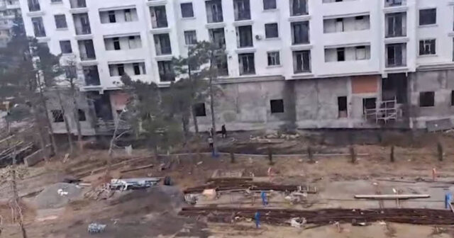 Xətai rayonunda MKİS işçiləri toplanan tullantıları stadionda yandırır? – VİDEO Xətai rayonunda MKİS işçiləri toplanan tullantıları stadionda yandırır? – VİDEO