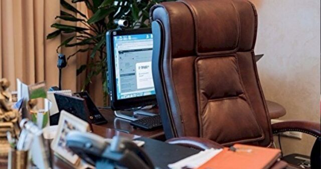 Nazir müşavirlərindən birini vəzifəsindən azad etdi