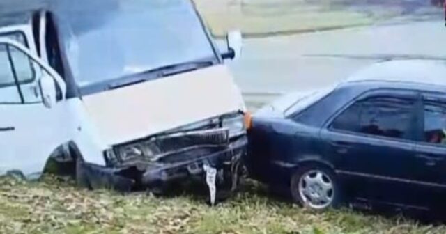 Cəlilabadda mikroavtobus minik avtomobili ilə toqquşub Cəlilabadda mikroavtobus minik avtomobili ilə toqquşub