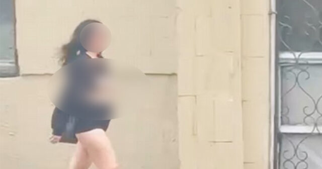 Bakıda yarıçılpaq gəzən qadın xəstəxanaya yerləşdirildi – Video Bakıda yarıçılpaq gəzən qadın xəstəxanaya yerləşdirildi – Video