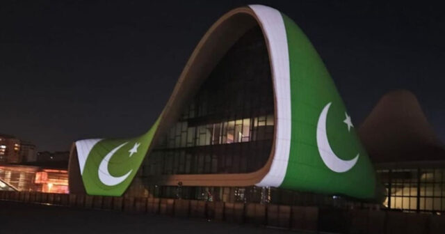 Heydər Əliyev Mərkəzinin binası üzərinə Pakistan bayrağı proyeksiya olunub