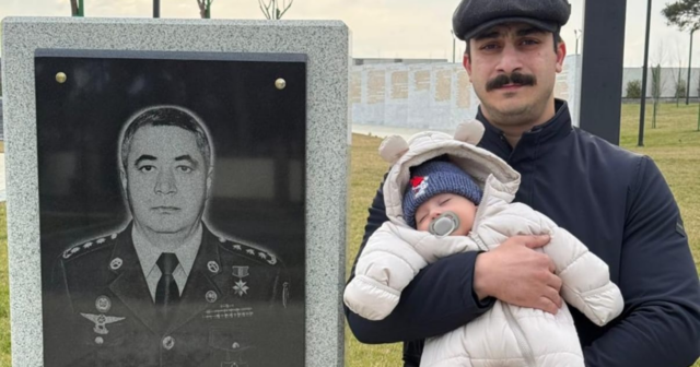 Oğlu və nəvəsi məzarı başında… – Foto