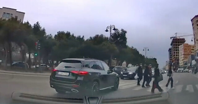 Qırmızıda yolayrıcına girib maşını piyadaların üstünə sürdü – 10-LT-044 – VİDEO