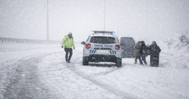 Qarlı havada çarəsiz qalan iki qadın və körpə belə xilas edildi -ANBAAN VİDEO