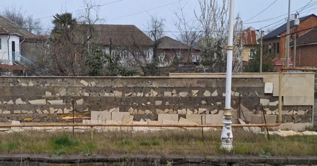 İcra Hakimiyyəti tərəfindən vurulan ev hasarının üzlüyü qoparaq yerə töküldü – VİDEO