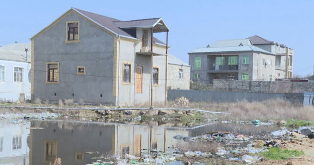 Məmmədli kəndində gölün daşması çirkab suları həyətlərə və evlərin zirzəmisinə doldurdu – VİDEO