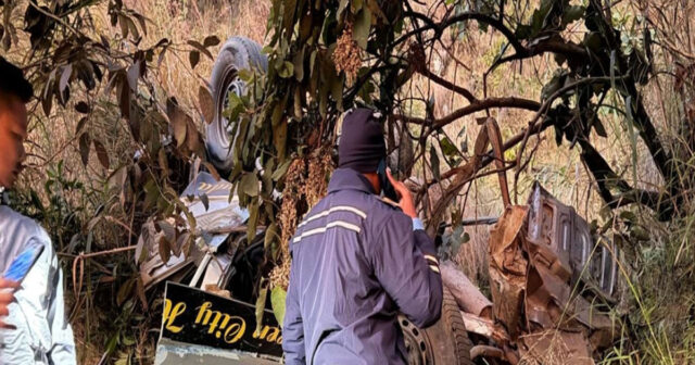 Avtomobil dərəyə yuvarlandı: 17 ölü