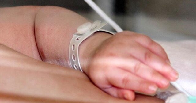 Parkda qorxunc HADİSƏ: 2 yaşlı uşaq boğazından bıçaqlandı – VİDEO