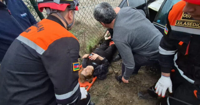 Maşında sıxılıb qalan şəxslər xilas edildi – VİDEO