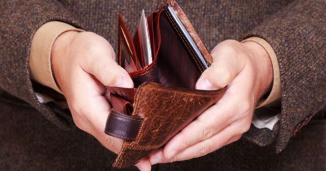 Küçədə pul kisəsi tapdı – Həbs edildi