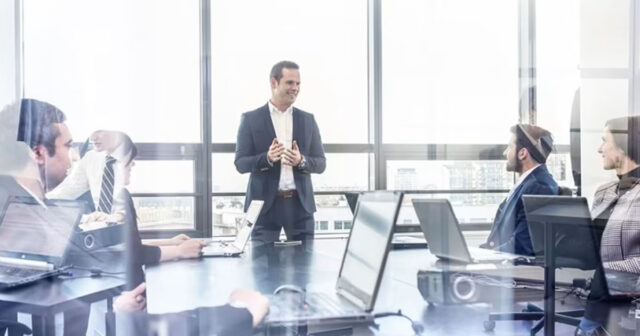 Azərbaycanda “13-cü maaş və pensiya”: Kim verir, kim vermir?