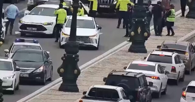 Qəzada xəsarət alan piyadanı yol polisi xəstəxanaya çatdırdı – VİDEO