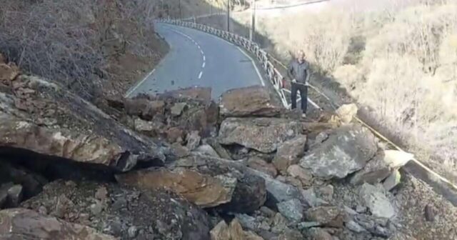 Bu yolda qaya uçqunu OLDU: Hərəkət dayandı