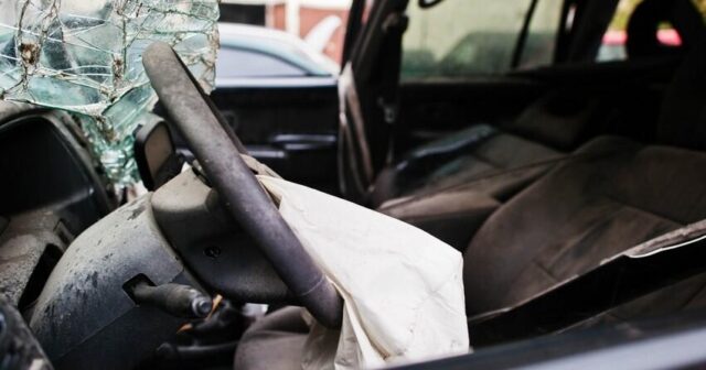 Maşın ağaca çırpıldı: Ölən və yaralananan var